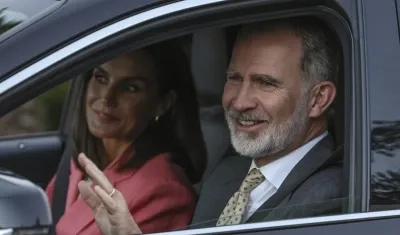 Los reyes Felipe VI y Letizia saludan tras visitar a la reina Sofía.