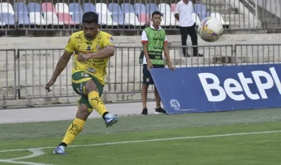 Teófilo Gutiérrez cobra un tiro de esquina en el partido contra el Barranquilla FC. 