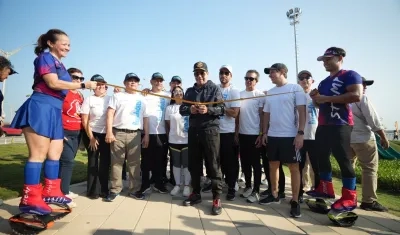 El alcalde Alejandro Char corta la cinta del sector 'Nativo' en el Gran Malecón
