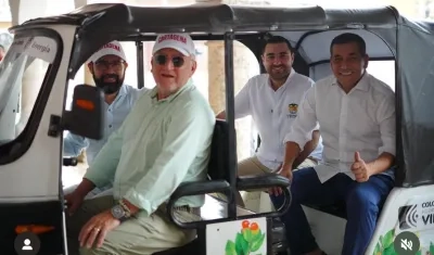 El gobernador Yamil Arana, el alcalde Dumek Turbay, el ministro de Minas, Carlos Camacho y el gerente de EPM, John Maya, en un motocarro eléctrico en Cartagena