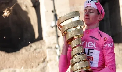 Tadej Pogacar con el trofeo de campeón del Giro de Italia 2024.