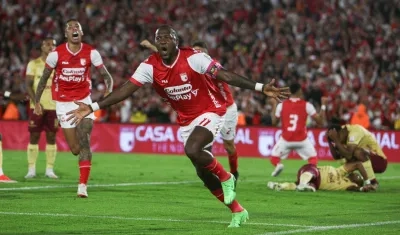 Hugo Rodallega celebra el gol con el cual le dio el triunfo a Santa Fe sobre Tolima. 