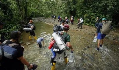 Paso de migrantes por la selva del Darién