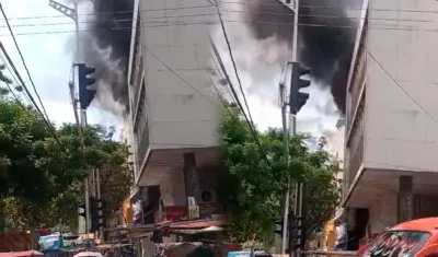La conflagración se registró frente al edificio de la Alcaldía de Barranquilla. 