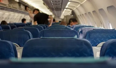 Consumir alcohol en un avión podría ser arriesgado.