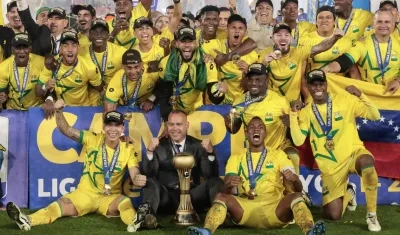 Los jugadores del Bucaramanga y el técnico Rafael Dudamel tras re ibir el trofeo de campeón del fútbol colombiano.