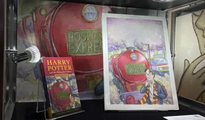 Libro y acuarela original de 'Harry Potter y la piedra filosofal'.