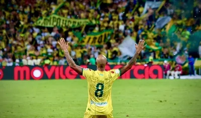 La afición del Bucaramanga celebrando el gol de Freddy Hinestroza. 