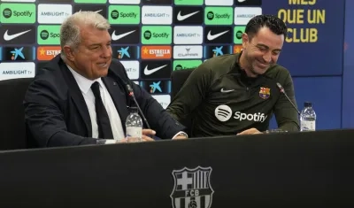 Joan Laporta y Xavi Hernández, técnico saliente del Barcelona. 