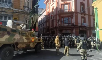 Tanques militares en la Plaza de la Paz, frente a la sede del Gobierno