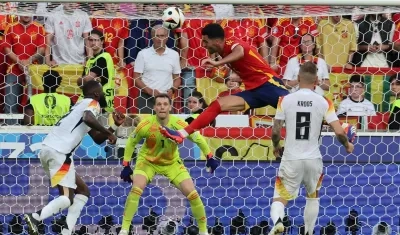 Merino al momento de cabecear el gol de la victoria.