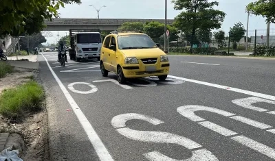 Carril de 'Solo Bus' en la Circunvalar. 