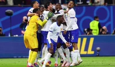 Jugadores de Francia celebran la clasificación.