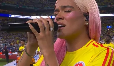 Karol G cantando el himno.
