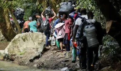 Migrantes pasando por la selva del Darién. 