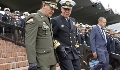 El nuevo comandante de las Fuerzas Militares, almirante Francisco Cubides y el director general de la Policía, William René Salamanca. 