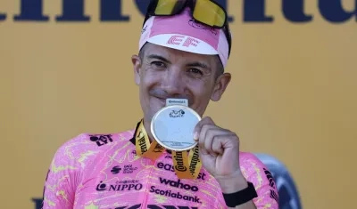 El ecuatoriano Richard Carapaz tras ganar la etapa 17 del Tour. 