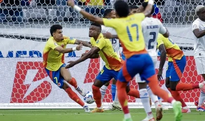 Jhon Córdoba festeja con Luis Díaz tras marcar el primer gol de Colombia.