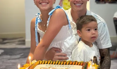 James Rodríguez con sus hijos Salomé y Samuel. 