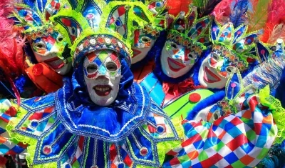 Miembros de una comparsa en la Batalla de Flores, el primer desfile del Carnaval de Barranquilla.