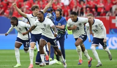 Jugadores ingleses inician la celebración tras el cobro convertido por Alexander Arnold. 