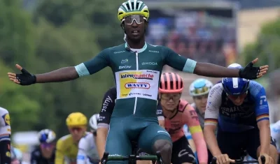 Biniam Girmay celebra tras lograr su segunda victoria de etapa en el Tour.