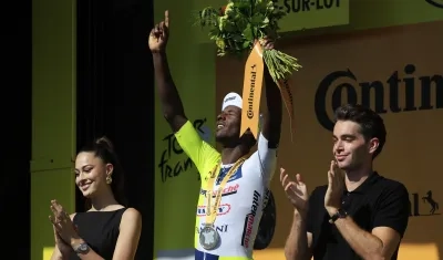 Biniam Girmay celebra su tercera victoria de etapa en el Tour. 