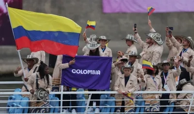 La delegación de Colombia al bordo del navío que los transportó por el río Sena.