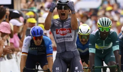 Jasper Philipsen festeja tras imponerse en la décima etapa del Tour.
