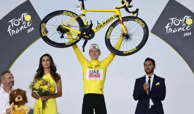 Tadej Pogacar festejó su triunfo en el Tour levantando su bicicleta. 