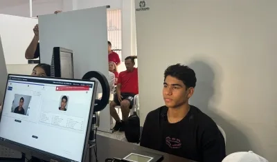 Ángel Barajas tramitando su cédula en la Registraduría, en Cúcuta. 