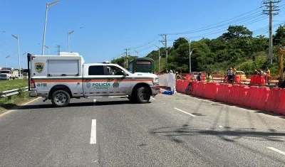 La Policía de Tránsito y Transporte durante la inspección del cuerpo. 