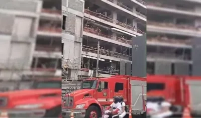 Los bomberos en el lugar de la emergencia. 