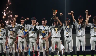 Los peloteros japoneses tras coronarse campeones de la Copa Mundial de Béisbol sub-15.