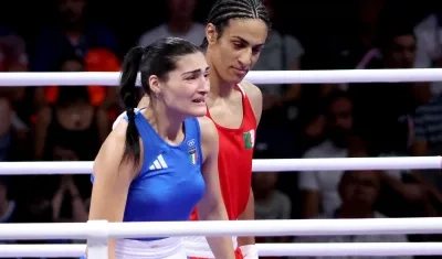 La italiana Ángela Carini, entre lágrimas, tras su derrota ante la argelina Imane Khelif.