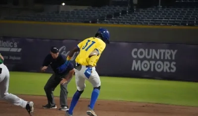 Un corredor de Colombia alcanza la primera base durante el juego contra México. 