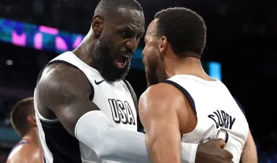 LeBron James y Stephen Curry celebran tras la clasificación de Estados Unidos a la final. 