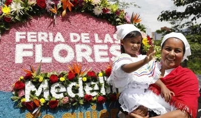 Carolina Atehortúa, la silletera ganadora del Desfile de Silleteros 2023, junto a su hija. 