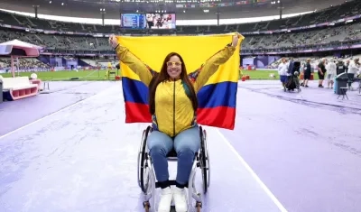 Erica Castaño con la bandera colombiana tras ganar la medalla de oro.