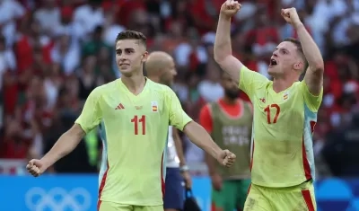 Fermín López (11) y Sergio Gómez festejan el triunfo y el paso de España a la final.