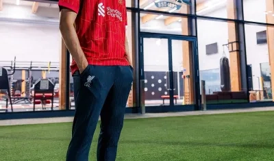 Federico Chiesa posó este jueves con la camiseta que del Liverpool.