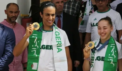 La boxeadora Imane Khelif a su llegada a Argelia junto a la gimnasta Kaylia Nemour. 