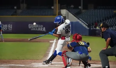 Berman Moreno, de Nicaragua, conectó un hit y anotó una carrera. 