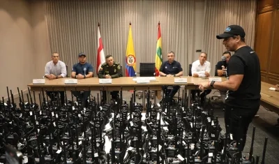 Alejandro Char y la entrega de los equipos tecnológicos a la Policía.