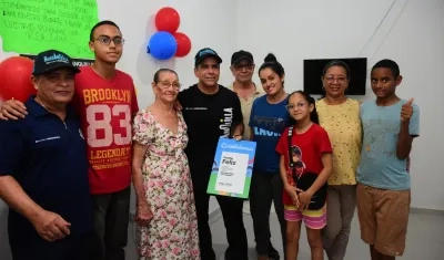 Alejandro Char, Alcalde de Barranquilla, con una familia beneficiada.