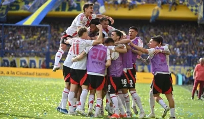 Celebración de gol de los jugadores de River con Borja en el centro.