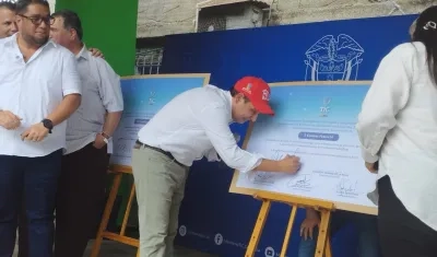 El Ministro de las TIC, Mauricio Lizcano, firmando el convenio.