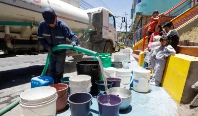 Ciudadanos guardan agua ante los racionamientos.