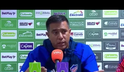 César Farías, técnico del Junior, en rueda de prensa.