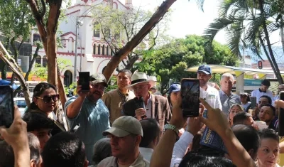 Álvaro Uribe durante su recorrido de este domingo en Medellín.